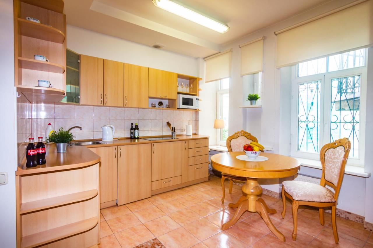 Classic Style Apartment In The Center Of Riga Esterno foto