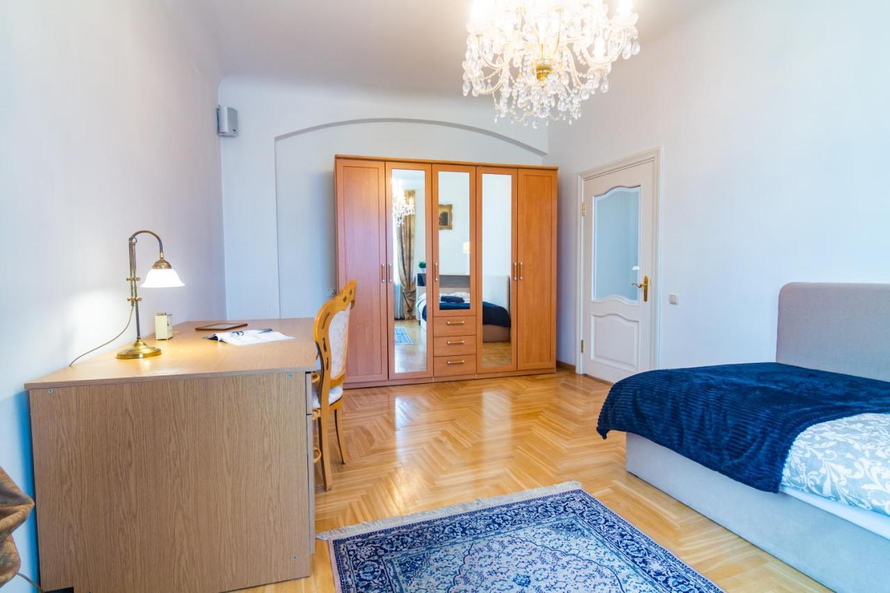 Classic Style Apartment In The Center Of Riga Esterno foto
