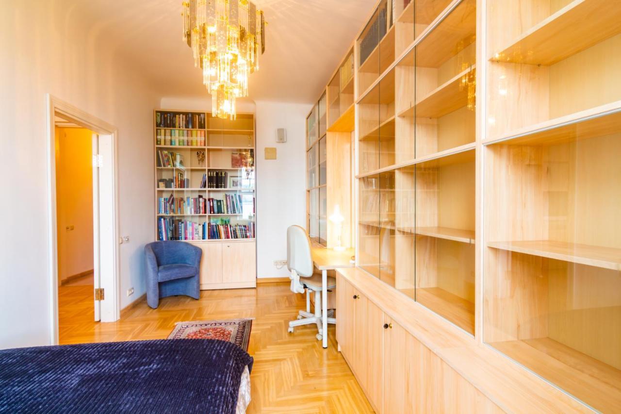 Classic Style Apartment In The Center Of Riga Esterno foto