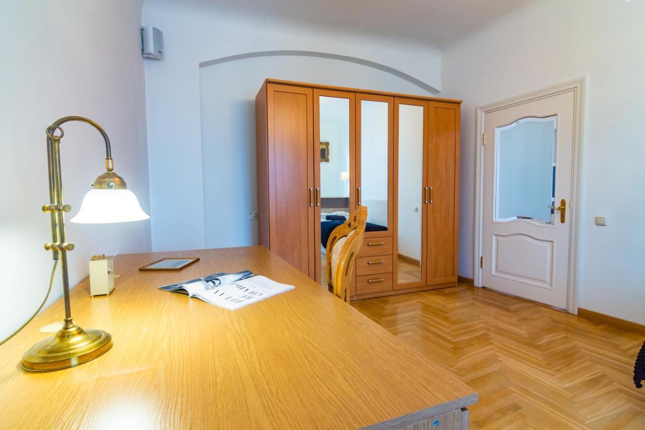 Classic Style Apartment In The Center Of Riga Esterno foto