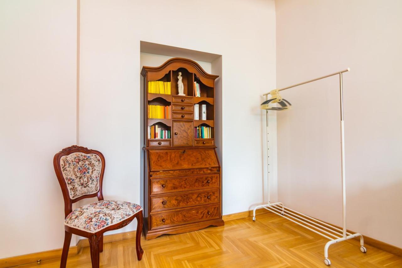 Classic Style Apartment In The Center Of Riga Esterno foto