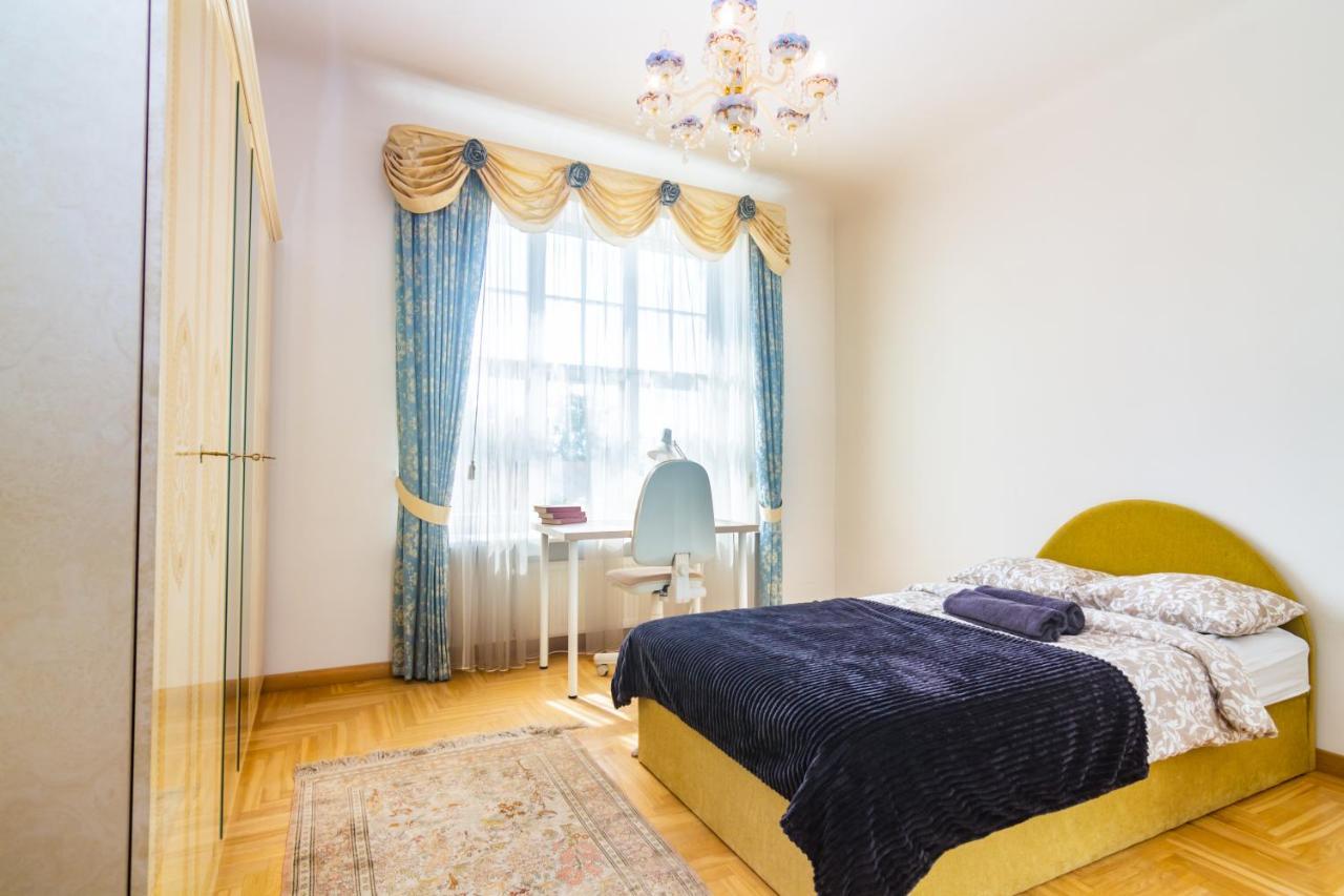 Classic Style Apartment In The Center Of Riga Esterno foto