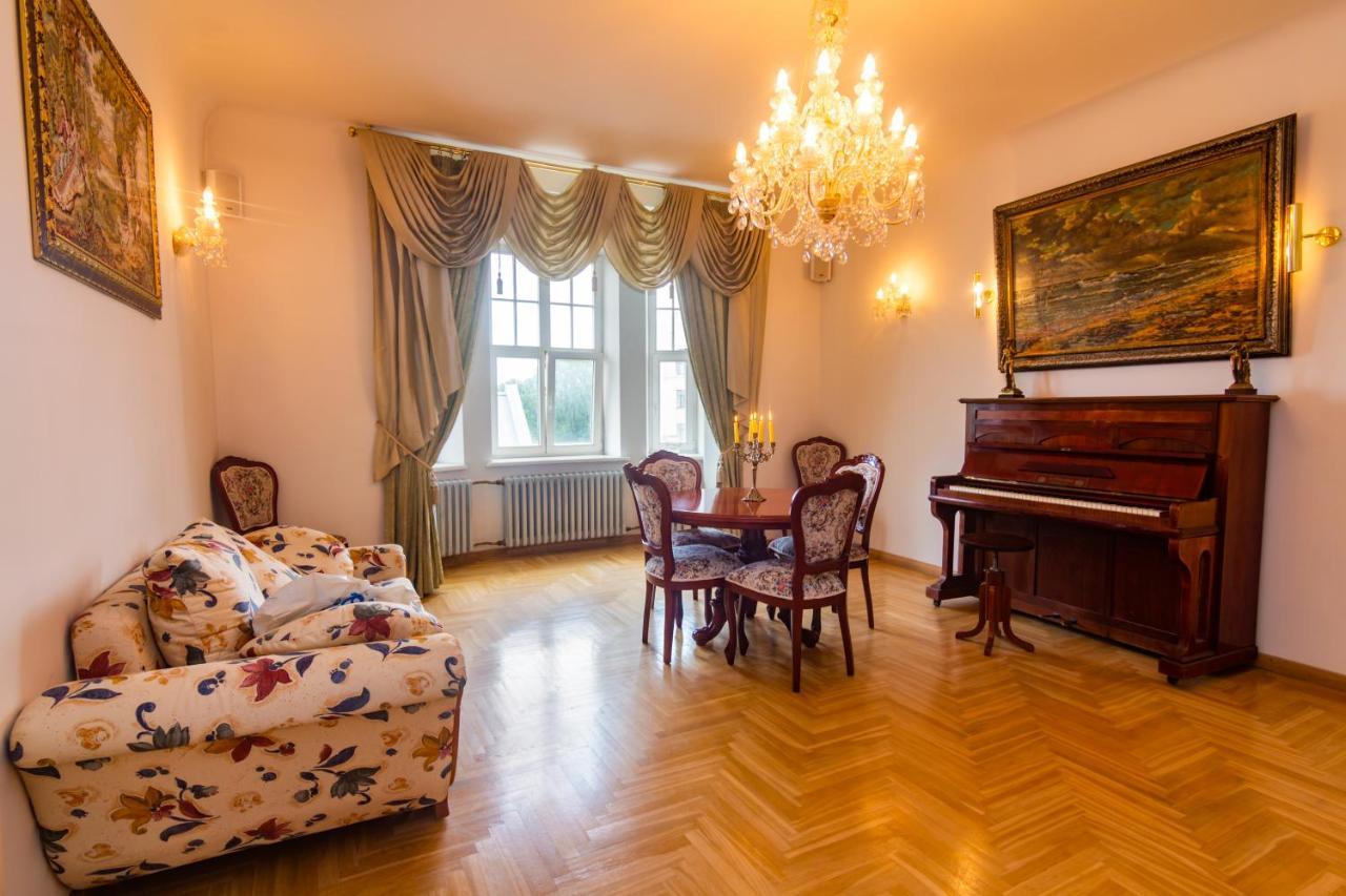 Classic Style Apartment In The Center Of Riga Esterno foto