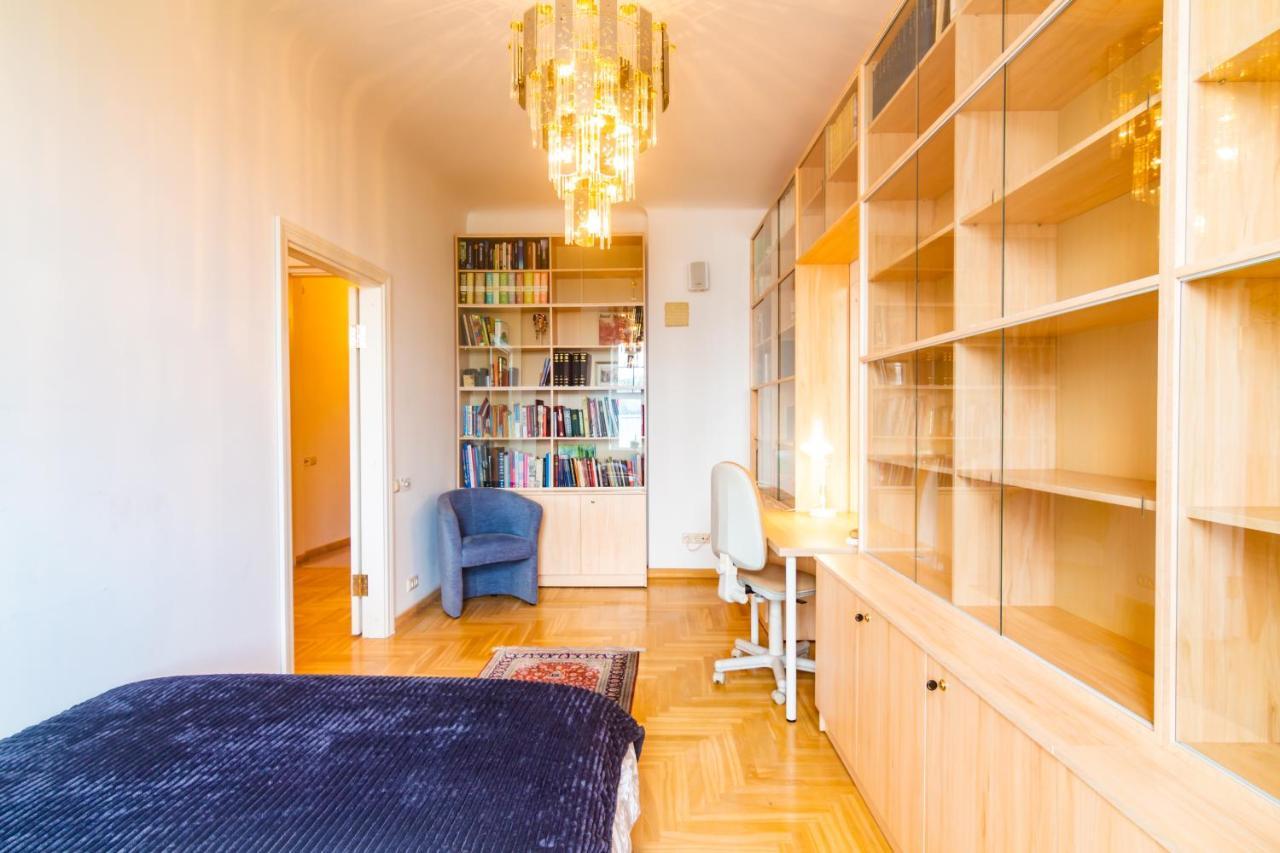 Classic Style Apartment In The Center Of Riga Esterno foto