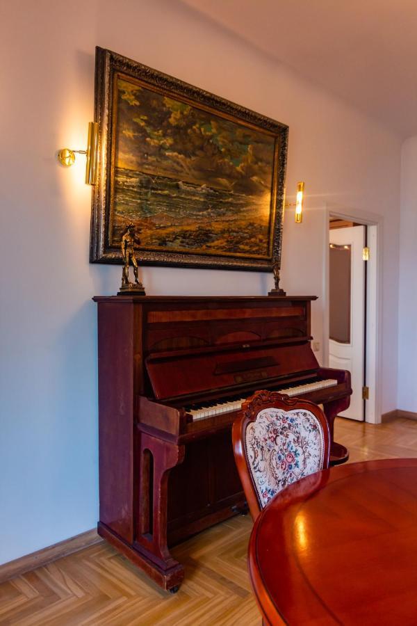 Classic Style Apartment In The Center Of Riga Esterno foto