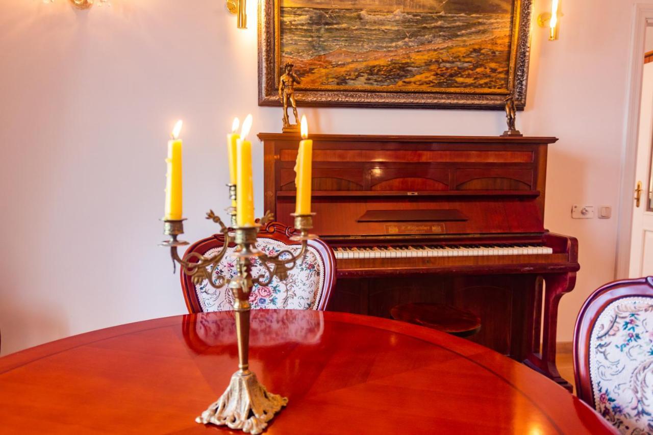 Classic Style Apartment In The Center Of Riga Esterno foto