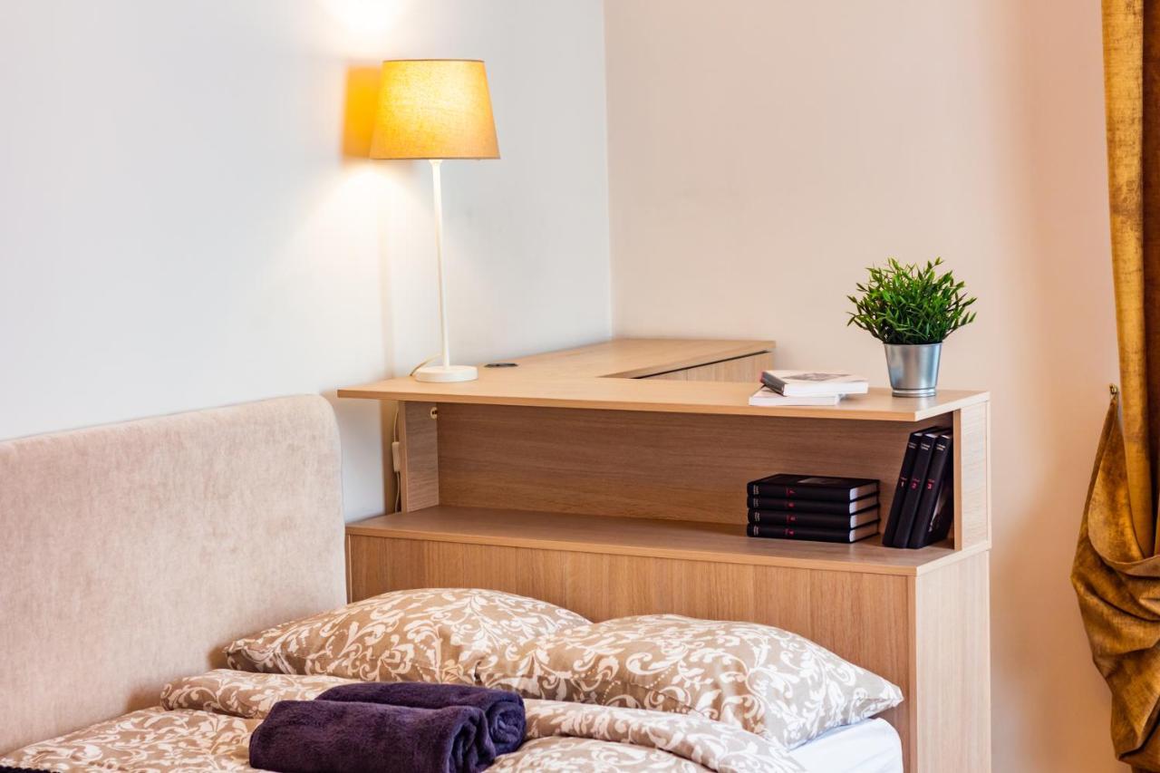 Classic Style Apartment In The Center Of Riga Esterno foto