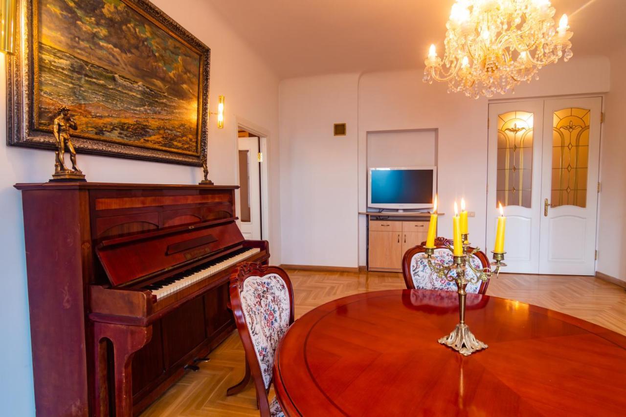 Classic Style Apartment In The Center Of Riga Esterno foto