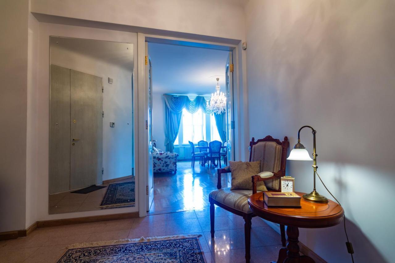 Classic Style Apartment In The Center Of Riga Esterno foto