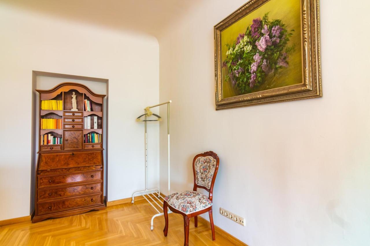Classic Style Apartment In The Center Of Riga Esterno foto