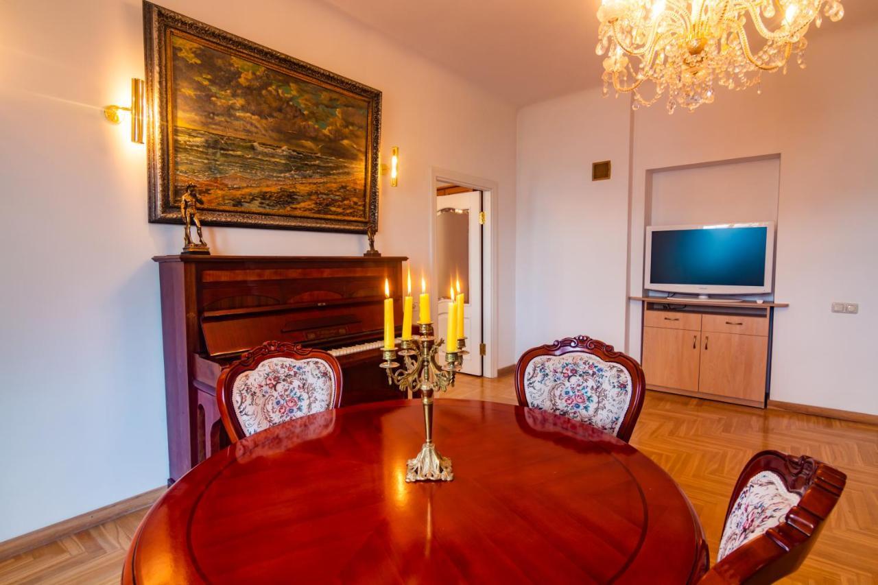 Classic Style Apartment In The Center Of Riga Esterno foto