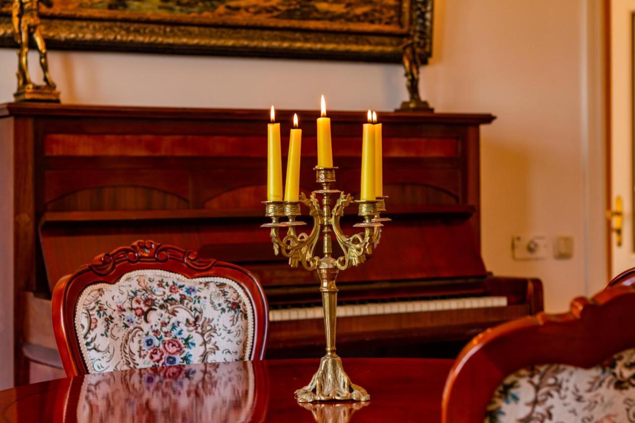 Classic Style Apartment In The Center Of Riga Esterno foto