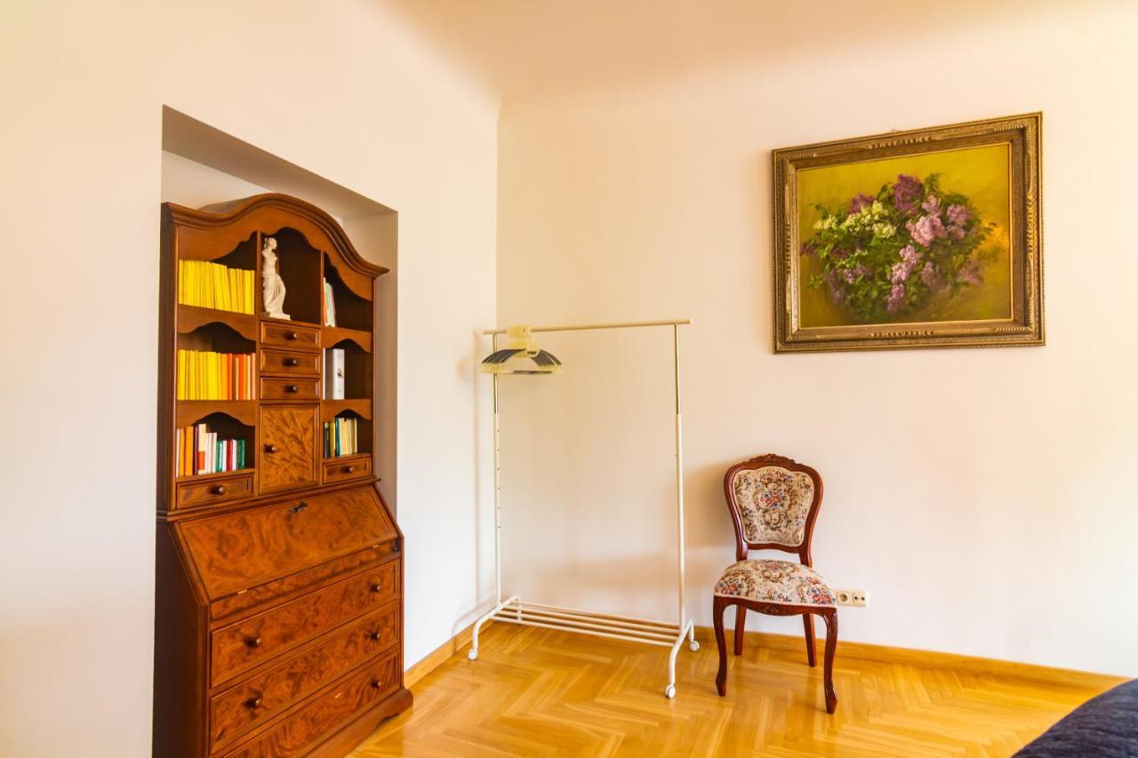 Classic Style Apartment In The Center Of Riga Esterno foto